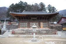 영조 친필 대웅보전 편액과 민화풍 벽화가 있는 파주 보광사