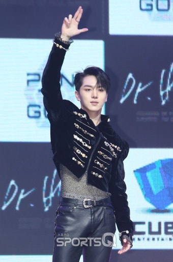 [포토Q] 펜타곤 키노 '카리스마 넘치는 포인트 안무'