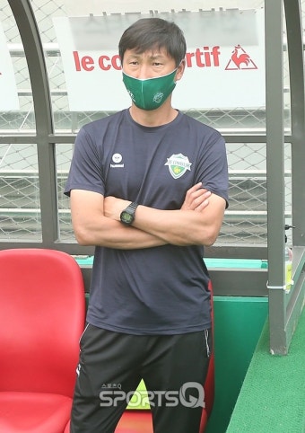 [포토Q] 전북 김상식 코치 '지난 경기 퇴장당한 모리아스 감독 대신해'