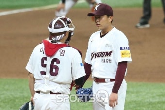 [포토Q] 키움 이지영-이승호 '롯데 추격해오자 작전회의'