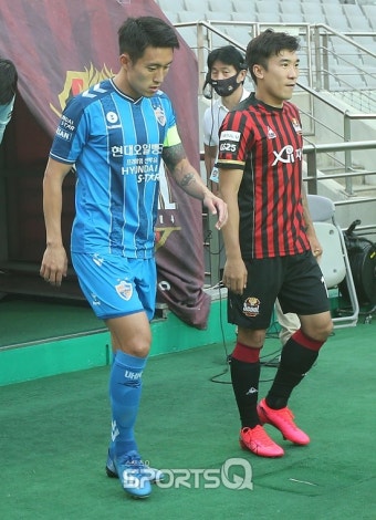 [포토Q] 울산현대 신진호-FC서울 고요한 '양 팀 주장 나란히'