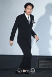 [포토Q] 이정재 깔끔한 블랙 슈트에 포인트를 준 행거칩