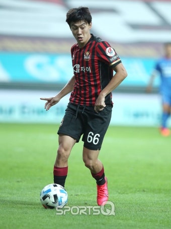 [포토Q] FC서울 한승규 '문전 앞 과감한 돌파'