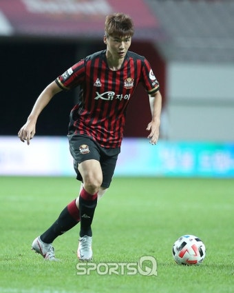 [포토Q] 등번호 8번 달고 후반전 투입된 FC서울 기성용