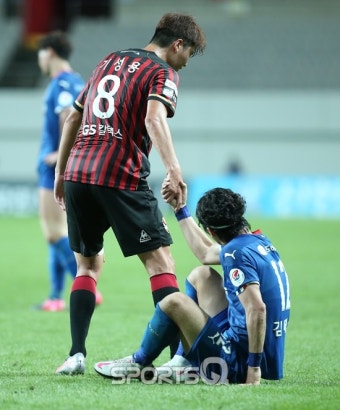 [포토Q] FC서울 기성용 '김태환, 수고했어'