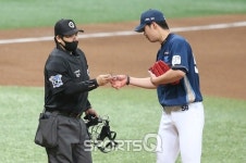 [포토Q] NC 김영규 안경 좀 다시 쓰고 할게요