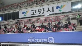 [포토Q] 거리두기 1단계 완화 첫날, 축구장 찾은 관중들