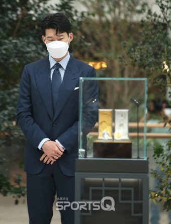 [포토Q] 손흥민 '자신의 기념메달 뚫어져라'