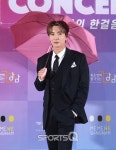 [포토Q] 이특 우산 든 오늘의 MC