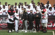 [포토Q] KT 위즈 '정규시즌 우승 트로피와 함께'