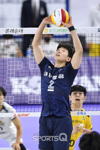 [스냅샷Q] 대한항공 한선수, 연봉킹의 무릎손