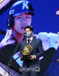 [포토Q] 첫 황금장갑 쥔 키움 김혜성, 어머니 감사합니다!