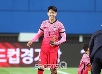 [포토Q] 손흥민 '훈장에 이어 센추리 클럽 트로피까지'