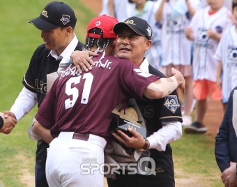 [포토Q] 이정후-이종범 '아빠와 아들의 진한 포옹'