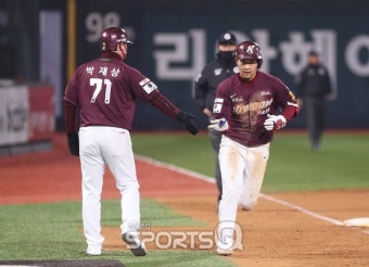 [포토Q] 키움 김휘집 '8회초 추격 투런포'