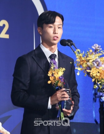 [포토Q] 광주 엄지성 'K리그2 영플레이어 수상 쾌거'