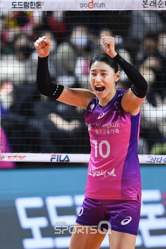 흥국생명, 김연경의 활약으로 정관장에 8연승 달성!
