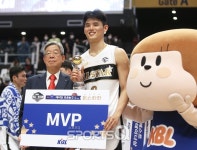 [포토Q] 하윤기 MVP 트로피 들고 미소 씨익