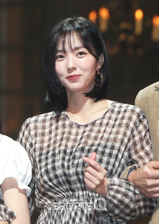 하이재킹 채수빈, 팬들과의 소통으로 인기 모델 역할 제대로 한다.