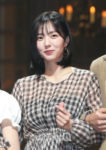 하이재킹 채수빈, 팬들과의 소통으로 인기 모델 역할 제대로 한다.