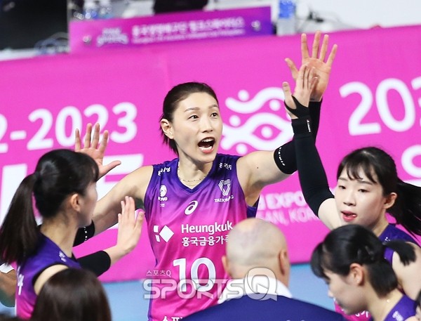 흥국생명, 김연경의 활약으로 정관장에 8연승 달성!
