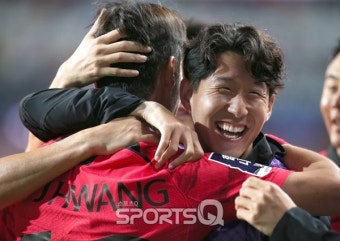 [포토Q] 황의조 '선제골 넣고 손흥민과 포옹'