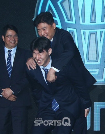 [포토Q] 이정현 '김승기 감독님 업고 창단 세리머니'