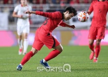 [포토Q] 이강인 '머리로 킬패스'