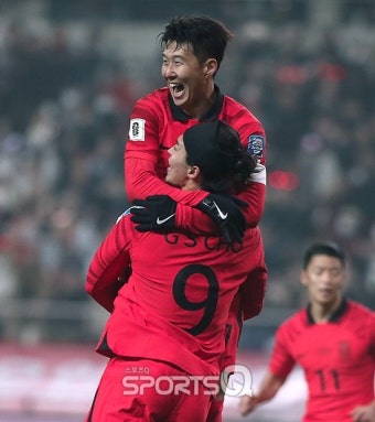 [포토Q] 조규성 '캡틴 손흥민과 포옹'