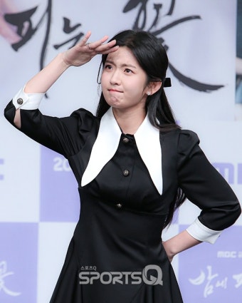 [포토Q] 박세현 '꽃이 피었나?'