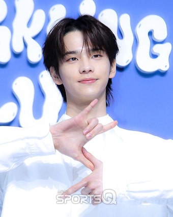 [포토Q] 투어스 신유 '눈이 부셔'