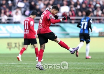 [포토Q] FC서울 린가드 '잔디 땜에!'
