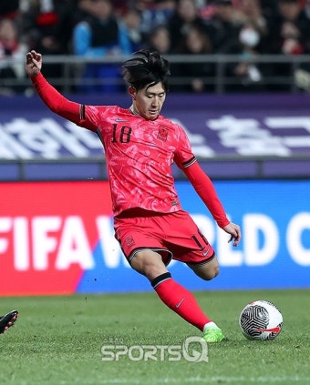 [포토Q] 이강인 '역전 노리는 왼발 슈팅'