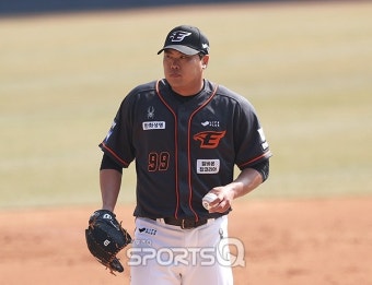 [포토Q] 한화 류현진 '신민재에게 개막전 선제 실점'