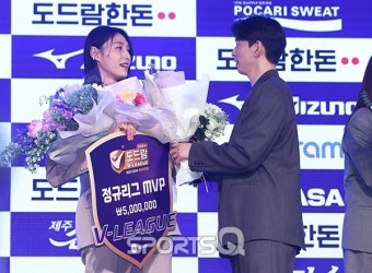 [포토Q] 흥국생명 김연경 '남자부를 대표한 한선수의 축하'