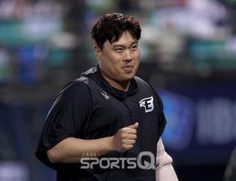 [포토Q] 승리 챙긴 한화 류현진, '팬들에게 인사'