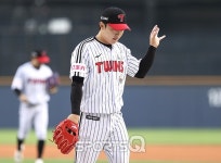 [포토Q] LG 김윤식 1회, 무실점으로 복귀 신고