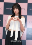 [포토Q] 스테이씨 윤 시크하게 하트