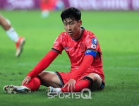 [포토Q] 손흥민 '골대 강타 후 털썩'