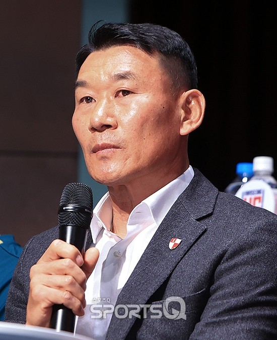 국가대표 출신 수비수 오반석, 부산아이파크와 합류! 후방 라인 강화 예상.