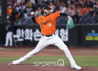 [포토Q] 한화 선발 폰세 '승리를 위해'