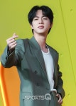 [포토Q] BTS 진 하트 한 번 뜨겁게