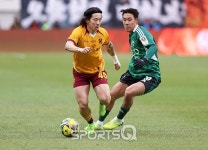 [포토Q] 압박 풀어내는 광주FC 신창무