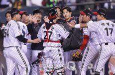 [포토Q] LG 트윈스 '한화전 3-0 승리, 위닝시리즈 확보!'