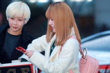 [S포토+] 아이스 민주, 아이스박스에서 핫팩을 꺼내는 민주 (뮤직뱅크 출근길)