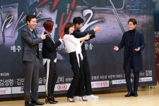 [S영상] 배우들이 총을 쏘는 