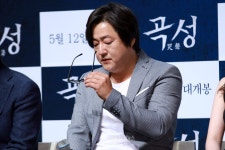 [S포토+] 곡성 곽도원, 카리스마 있게 안경을 살펴보는 곽도원