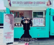 아이유, 유인나 간식차 선물에 깜찍 하트 