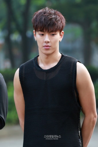 [S포토+] 몬스타엑스 셔누, '몬엑의 팔근육 담당'