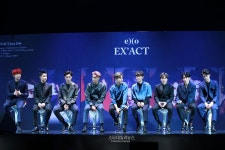 [S포토+] 엑소(EXO), '다양한 표정으로 앨범을 감상 중인 엑소 멤버들'